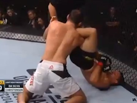 UFC: Chiêu độc dùng chân khóa tay, đối thủ gào xin