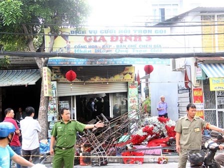 Cha chết cháy trong tư thế che chở con gái