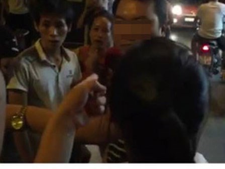 Video:  Người đàn ông sàm sỡ cô gái trẻ trên phố Cầu Giấy rồi quay sang tố cô gái ăn cắp