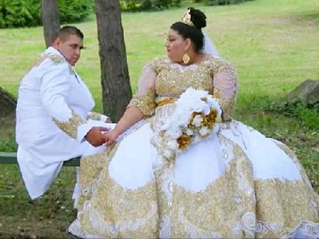 Choáng với chiếc váy phủ đầy vàng giá gần 6 tỷ của cô dâu béo