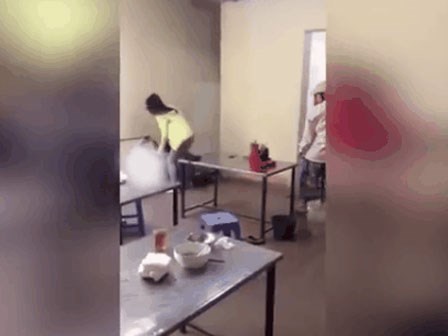 Video: 2 mẹ con đánh bồ nhí của bố, bố xông vào đánh con bảo vệ bồ