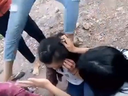 Video: Sốc với hình ảnh nữ sinh lớp 9 cầm dép tát vào mặt bạn