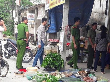 Bị vỗ nhẹ vào vai, mất 12 chỉ vàng