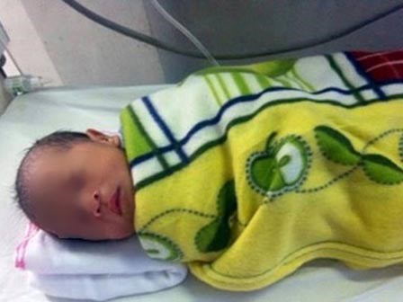 Trẻ sơ sinh vừa mới cắt rốn bị bỏ rơi trong đêm khuya