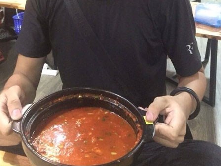 9X Nghệ An gặp rắc rối sau khi ăn mỳ cay cấp độ 12