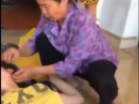 Video: Mới sinh con 10 tháng, mẹ trẻ bị chồng đánh đập đến mức nhập viện, cấm gặp con