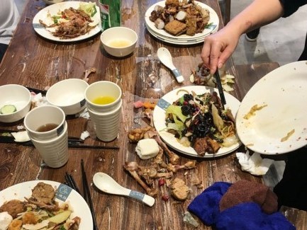 Hãi hùng cảnh người Trung Quốc 'càn quét' tiệc buffet miễn phí