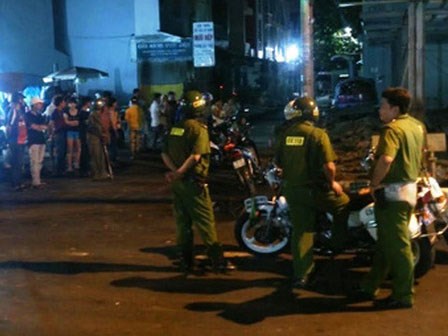 Hỗn chiến trong đêm, dùng gạch ném ô tô, bắn trọng thương đối thủ