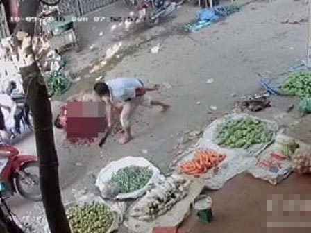 Chém chết bạn thân giữa chợ vì chơi đỏ đen không trả tiền