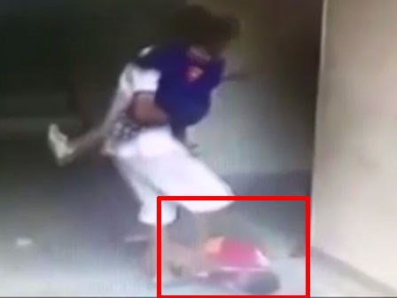 Người đàn ông đánh đập dã man cậu bé 7 tuổi vì bắt nạt con trai mình