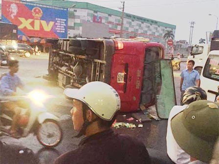 Lật xe khách giữa ngã tư hơn 20 người nhập viện