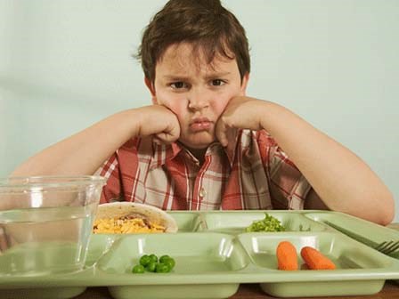 Bé 11 tháng tuổi suýt chết vì bị mẹ đẻ ép ăn kiêng