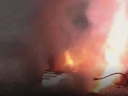 Clip giật mình: Cứ ham rẻ mua sạc dự phòng rởm đi, 5 phút cắm điện nổ tung luôn!