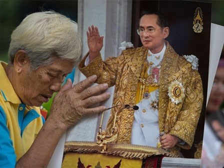 Vua Bhumibol Adulyadej – Vị thánh sống của nhân dân Thái Lan băng hà