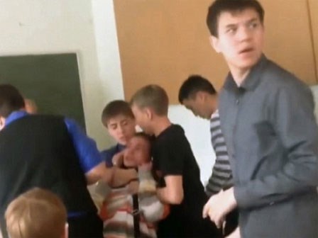 Bị rút tai nghe trong giờ học, nam sinh chửi bậy, đấm thẳng vào mặt thầy giáo lớn tuổi