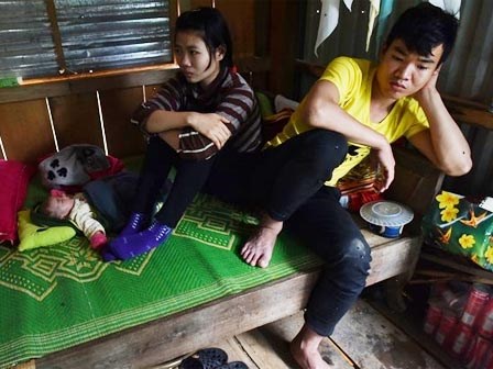 Con trai bất lực nhìn bố bị lũ cuốn trôi
