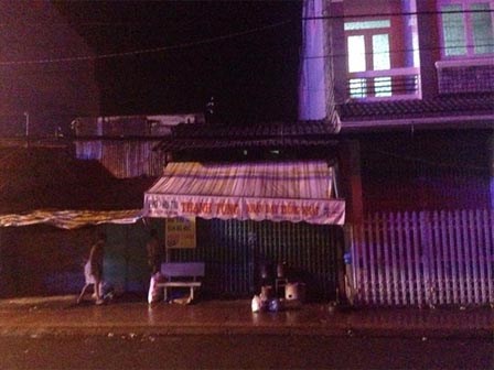 Cha túm tóc để con gái rạch mặt “tình địch”