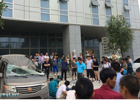 Nhảy 20 tầng tự tử không chết, chết người trong ô tô bên dưới