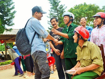 Người dân vùng lũ vui vẻ xếp hàng nhận quà của MC Phan Anh