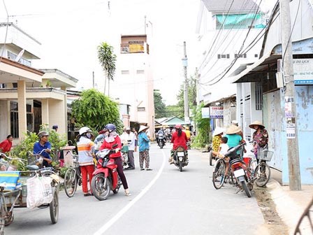 Người dân kéo nhau đến nhà gia đình trúng xổ số 92 tỷ để xin từ thiện