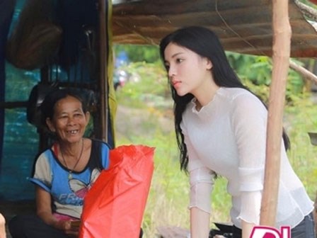Giật mình trước số tiền HH Kỳ Duyên ủng hộ đồng bào miền Trung