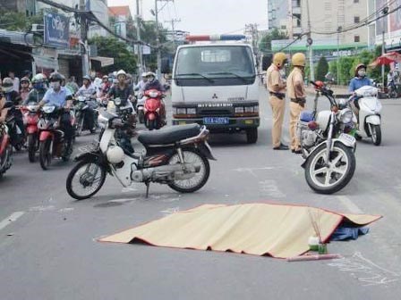 Bị xe buýt cán qua đầu, người phụ nữ tử vong trên đường phố Sài Gòn