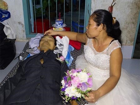 Mặc váy cô dâu và áo tang chồng trong một đêm