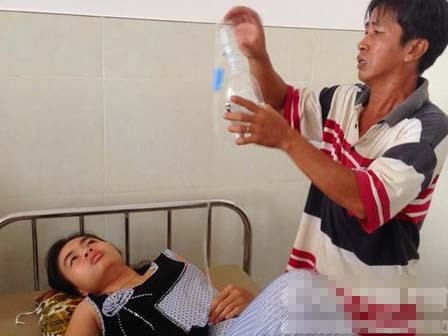 Giận cha không cho xem TV, con gái lấy đinh đóng vào đầu