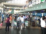 Clip nhân viên sân bay Đà Nẵng ném hành lý hành khách-3