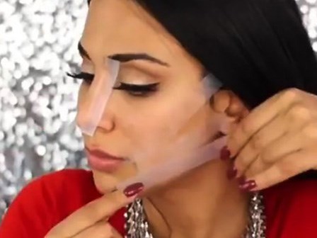 Sau thìa inox, băng dính trở thành công cụ makeup vừa rẻ, vừa bền đẹp