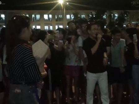 Thanh niên tỏ tình ở sân trường ĐH đúng ngày 20/10 và cái kết đắng