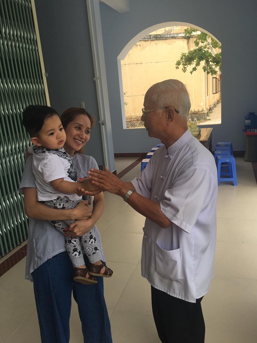 Nhìn hình ảnh của mẹ con Khánh Thi không ít người cảm thấy xúc động.