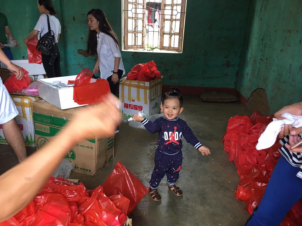 Dù mới hơn 1 tuổi nhưng Kubi rất ngoan để mẹ chuẩn bị quà cho bà con. 