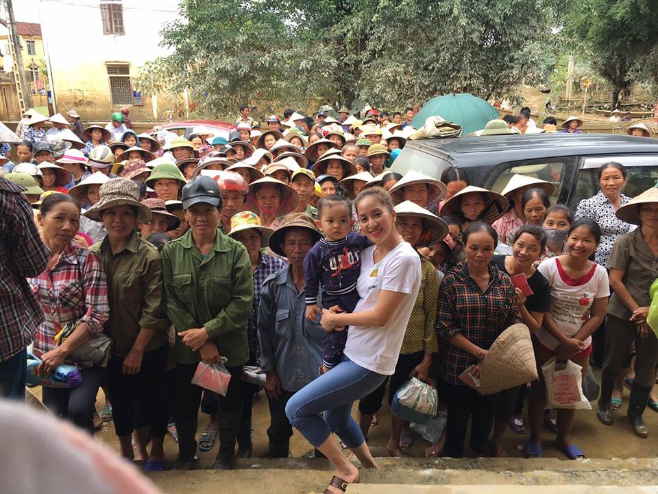 Khánh Thi bên bà con vùng lũ.