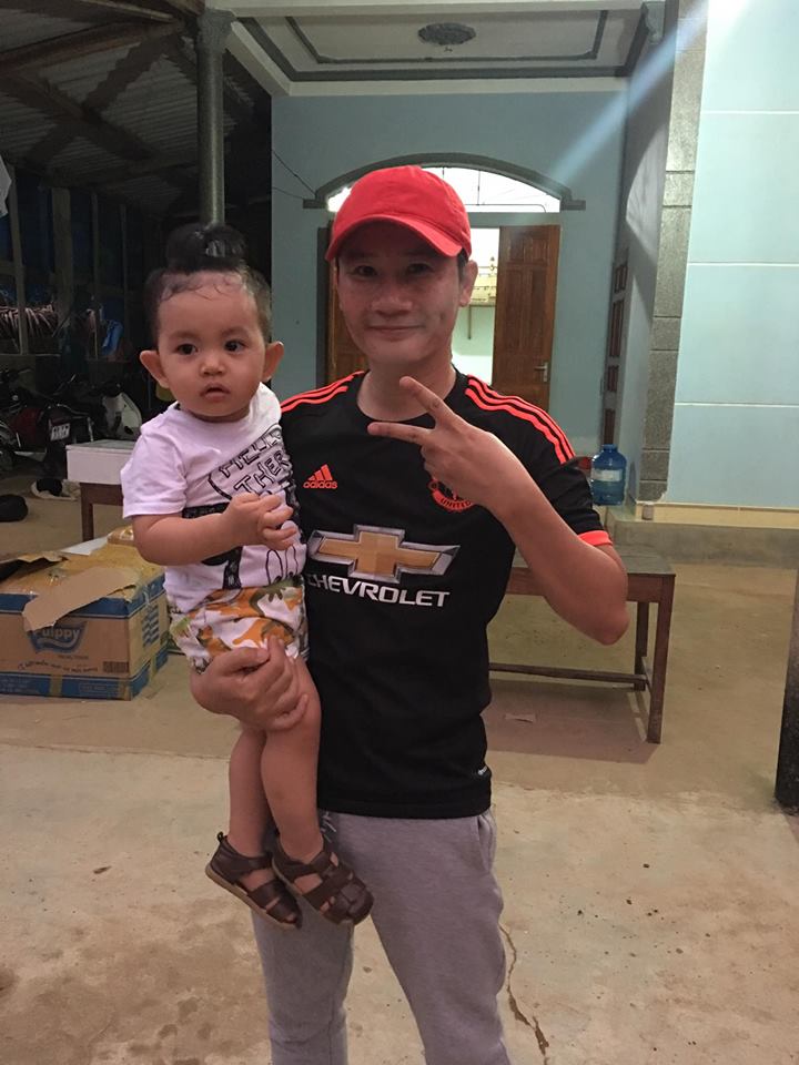 Nhạc sĩ Hoàng Bách cũng tham gia cùng đoàn với MC Phan Anh
