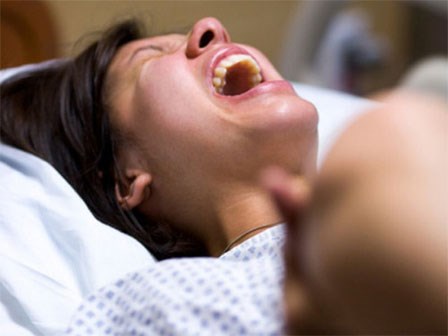 Sản phụ vỡ nước ối vẫn phải đợi bác sĩ “đến giờ làm việc”, thai nhi tử vong