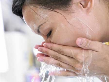 Bỏ thứ này vào nước rửa mặt thì dù 40 tuổi da vẫn láng mịn, không nhăn, không nám