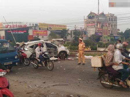 Tàu hỏa tông trực diện ô tô Honda CRV, 5 người tử vong