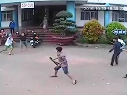 Hai nhóm vác mã tấu rượt chém như phim trong bệnh viện