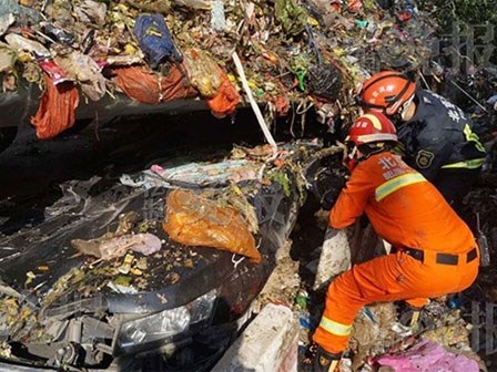 Đỗ xe bên đường đen đủi gặp xe rác lật nhào, tài xế bị mắc kẹt hơn 2 tiếng đồng hồ