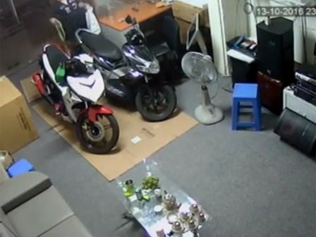 Nữ quái vào tận nhà trộm xe Air Blade