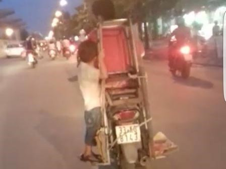 Lạnh người nhìn cháu bé 