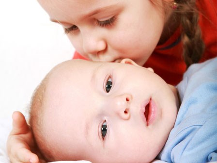Bức thư bênh vực cậu em trai tự kỷ của cô bé 6 tuổi làm tan chảy trái tim hàng triệu người