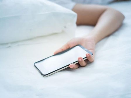 10 việc chúng ta vẫn làm trong phòng ngủ hóa ra có hại hơn cả tưởng tượng