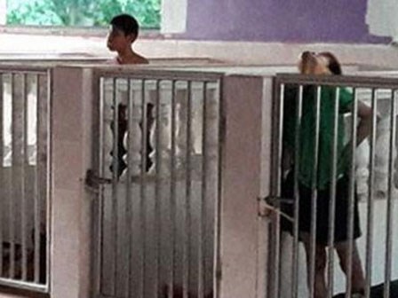 Phẫn nộ cảnh trẻ em khuyết tật bị nhốt trong chuồng như vật nuôi