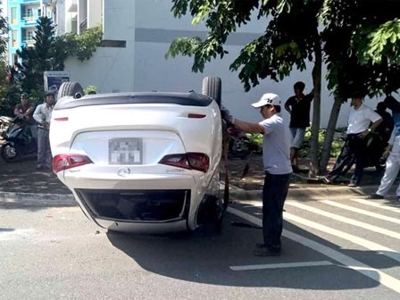 Cô gái bò ra khỏi ôtô 'phơi bụng' ở Sài Gòn