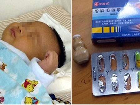 Con nhỏ ngủ li bì và đây là những thứ mà người mẹ tìm được trong hành lý của người giúp việc