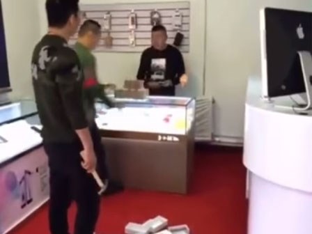 Đại thiếu gia nổi giận chồng tiền mua 10 chiếc iPhone rồi đập nát