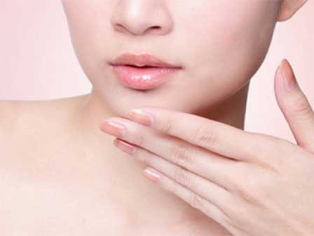 Lấy dầu gấc làm son dưỡng, môi lúc nào cũng hồng hào, căng mọng cả ngày