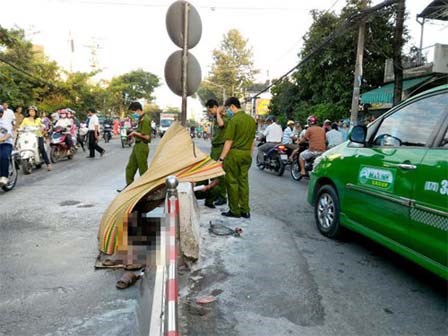 Thi thể người đàn ông tự thiêu cháy đen quấn dây xích vào biển báo giao thông